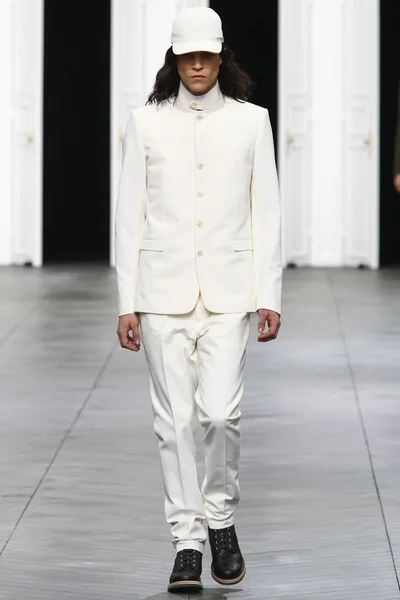 Look 18